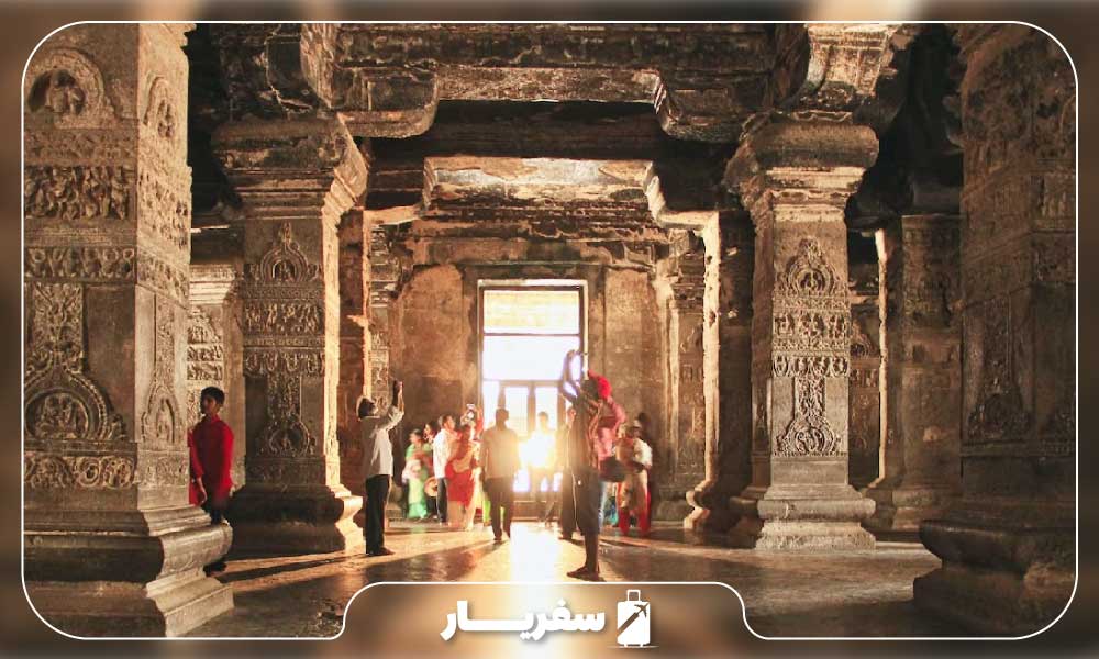 بازدید گردشگران از غارهای الورا