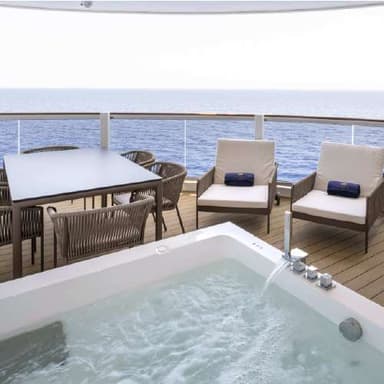 کابین Yacht Club Royal Suite