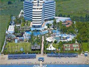 تایتانیک دلوکس لارا