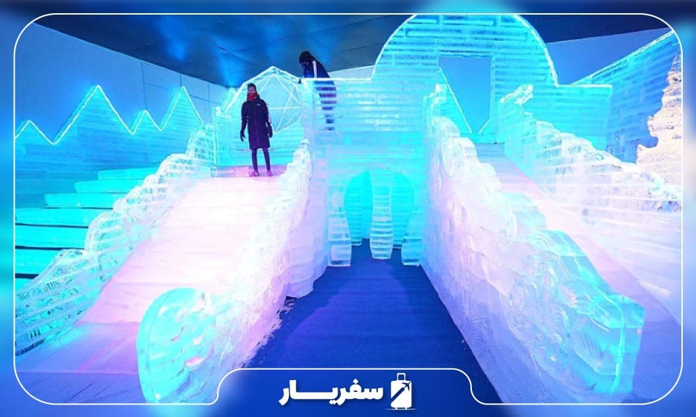 بازدید گردشگران از جاذبه گردشگری Frost Magical Ice of Siam