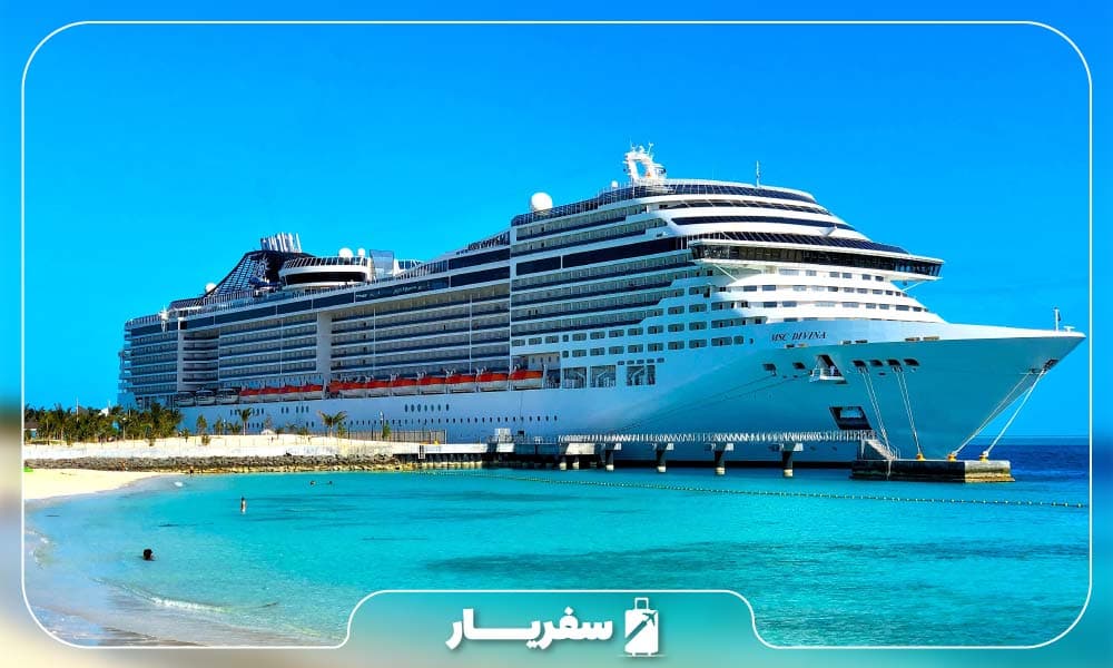 کشتی بزرگ کروز در وسط دریا