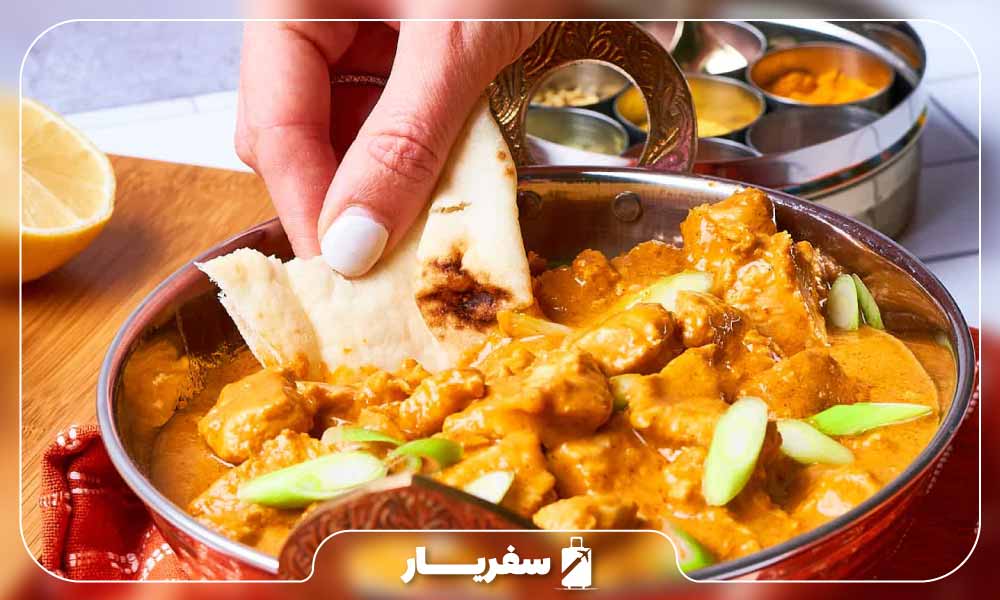 میل کردن خوراک ویندالو با نان