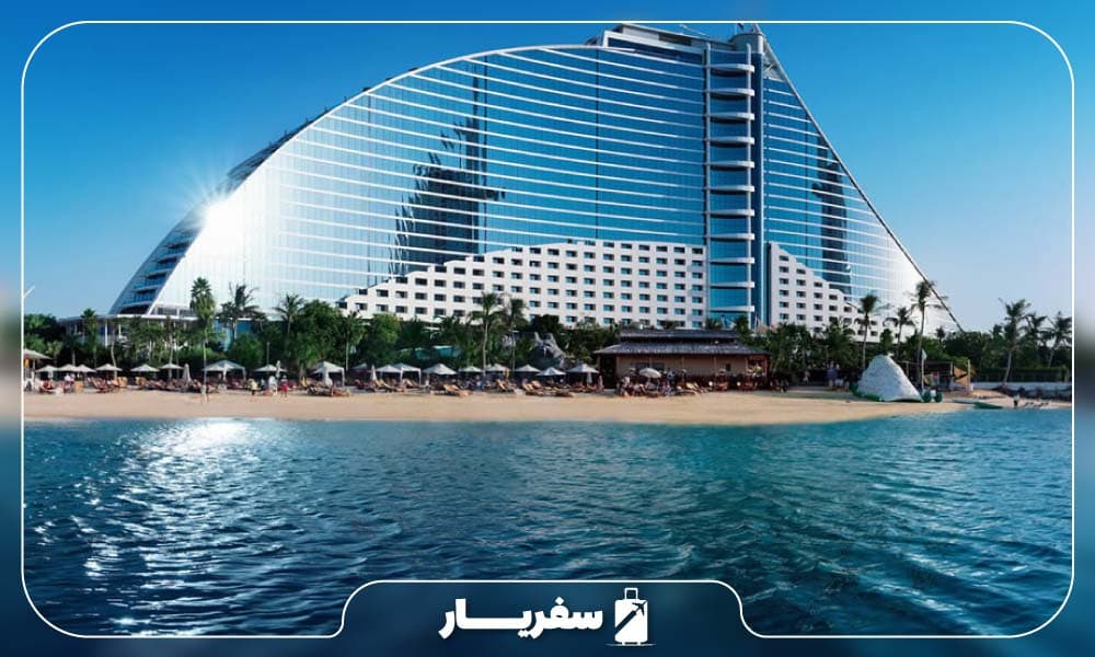 زیبایی و معمرای برج در کنار ساحل جمیرا بیچ