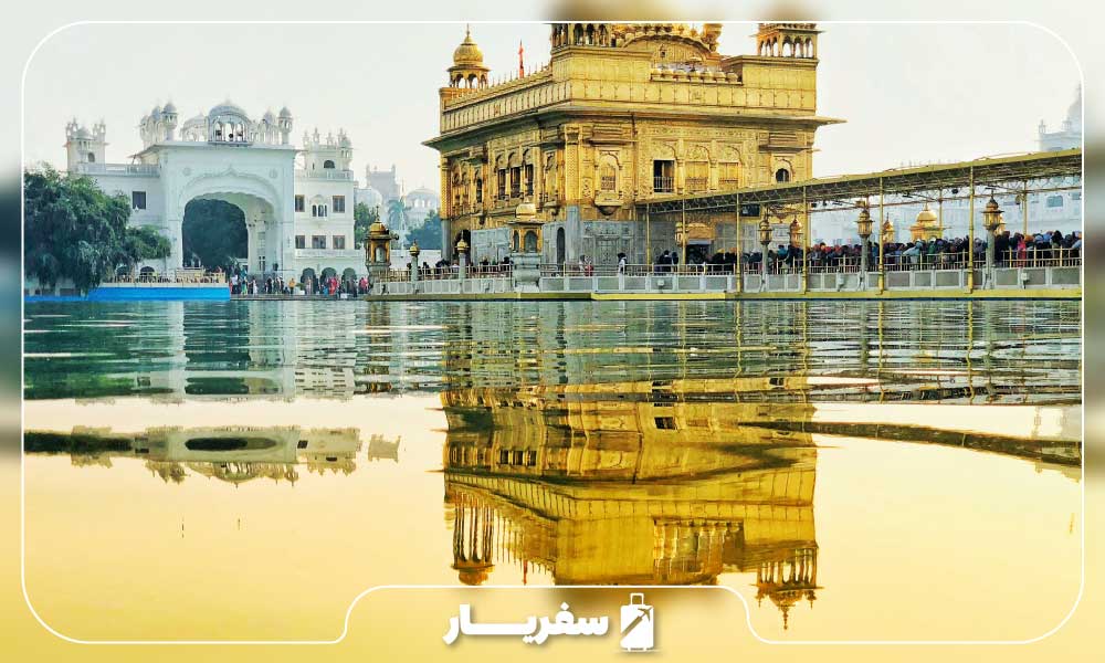 بازدید گردشگران از