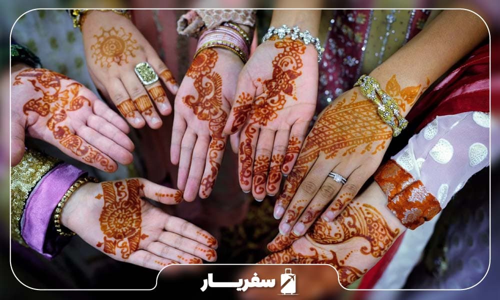 سوغاتی ها و حنا بر روی دست در مالدیو