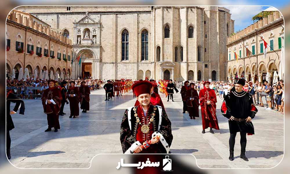 فستیوال محلی La Quintana Palio با لبا س های رسمی