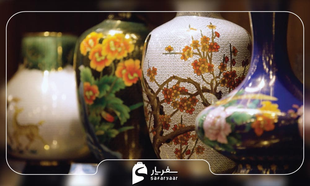 کلوزونه یا اجسام فلزی تزیین شده با مواد رنگی