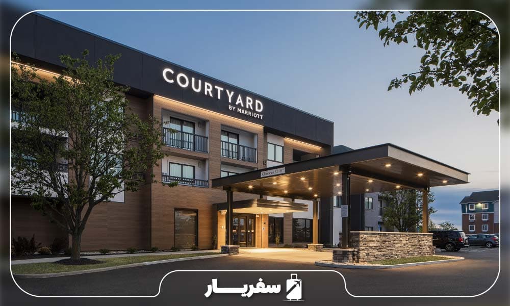 درب و معماری ورودی هتل کورت یارد تفلیس